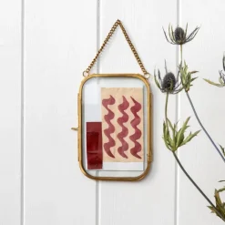 Rounded hanging brass frame 10x15cm