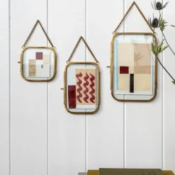 Rounded hanging brass frame 10x15cm